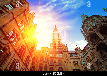 Marienplatz municipio vecchio monaco di baviera piazza del mercato in Germania su una bella e soleggiata giornata d'estate. Foto Stock