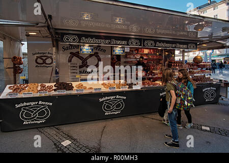 Salisburgo Salzburger Land, Austria - 11 Settembre 2018: Salzburger Brezen market place all'agricoltore tradizionale mercato in piazza dell'universita'. Foto Stock