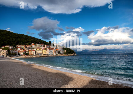 L'ex villaggio di pescatori di Mošćenička Draga che è oggi una località turistica con due spiagge, marina piccola e percorsi a piedi in Croazia Foto Stock