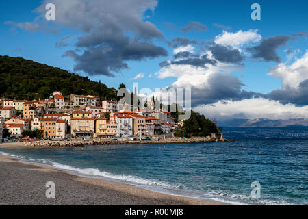 L'ex villaggio di pescatori di Mošćenička Draga che è oggi una località turistica con due spiagge, marina piccola e percorsi a piedi in Croazia Foto Stock