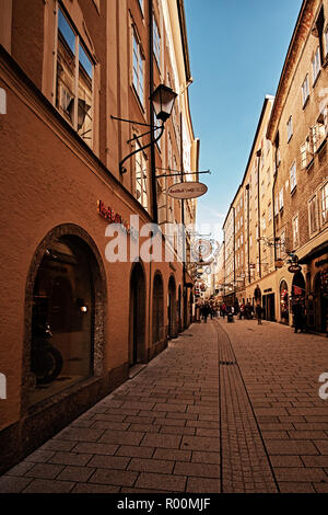 Salisburgo, Austria - 11 Settembre 2018: turistici persone in Getreidegasse - La famosa strada dello shopping nella città vecchia di Salisburgo. Foto Stock