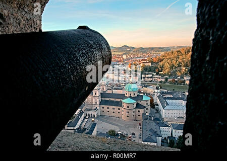 Fantastico tramonto vista su Salisburgo, l'Austria, l'Europa. Città nelle Alpi della nascita di Mozart. Vista dello skyline di Salisburgo da Festung Hohensalzburg castello-fortezza wi Foto Stock