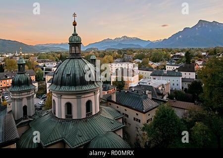 Bella vista al tramonto del duomo di Salisburgo (Dom zu Salzburg) a piazza Residenzplatz in estate a Salisburgo Salzburger Land, Austria. Foto Stock