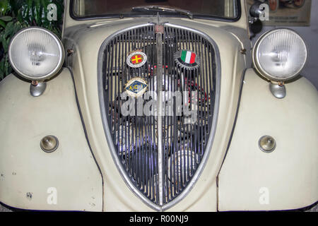 Il Museo dell'Automobile, Belgrado, Serbia - Vintage Fiat 500 comunemente noto come "Topolino' (1937) dall'eccezionale collezione di Bratislav Petkovic Foto Stock