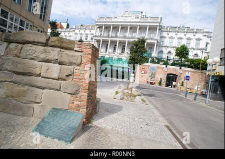 Wien, Reste der Stadtmauer vor dem Hotel Palais Coburg Foto Stock