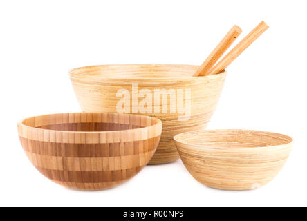 Svuotare il bambù bocce e cucchiai di legno isolato su sfondo bianco. Foto Stock