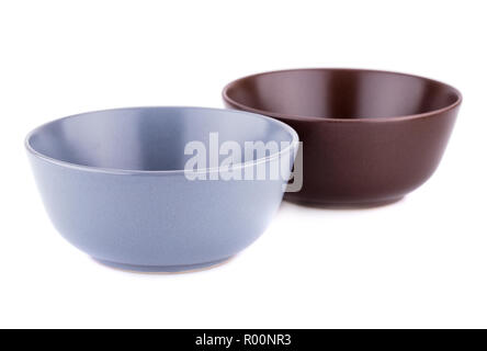 Due ciotole vuoto isolato su sfondo bianco. Foto Stock