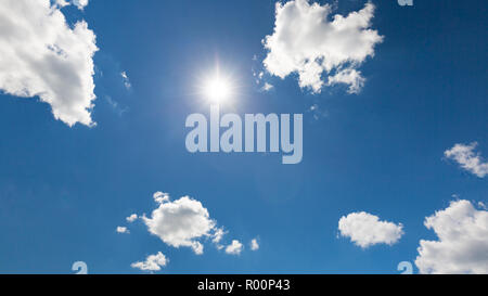 Il sole brilla luminosa di giorno in estate. Cielo blu e nuvole. Foto Stock