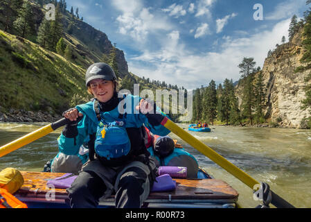 Avventure lontane e lontane guida Daniela Stokes sul fiume Salmon Middle Fork nell'Idaho. Foto Stock