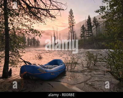 Alba al campo sul Middle Fork Salmon River in Idaho con avventure lontano e lontano. Foto Stock