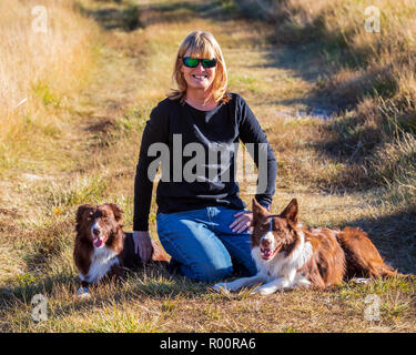 Donna con due Border Collies in un parco vicino Salida; Colorado; USA Foto Stock