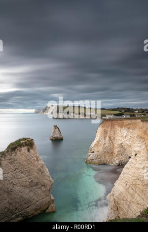 Vista delle scogliere di gesso in acqua dolce, Isle of Wight con Tennyson giù in fuga la distanza Foto Stock