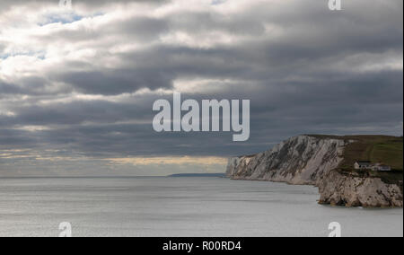 Seacape mostra Chalk scogliere di Tennyson verso il basso scomparendo in distanza dalla baia di acqua dolce, Isola di Wight Foto Stock