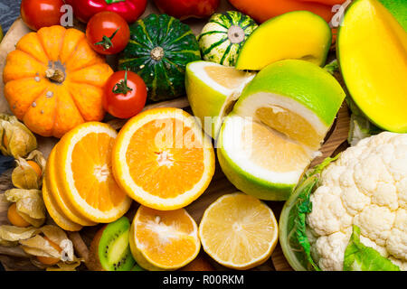 Vari tipi di frutta fresca e verdura ricca di vitamina concetto di salute dieta Foto Stock