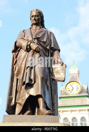 Statua del fisico e astronomo, Sir Isaac Newton in Grantham Town Center, Lincolnshire, England, Regno Unito Foto Stock