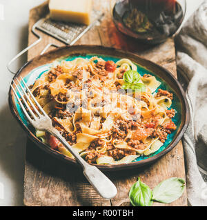 Pasta cena con Tagliatelle alla bolognese e vino rosso, quadrato ritaglia Foto Stock