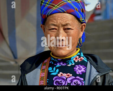 Anziani fiore vietnamita H'mongs hill-tribe donna di mercato. Foto Stock