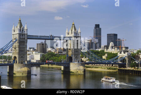 Il Tower Bridge e la città di Londra, Inghilterra, Regno Unito. Circa ottanta Foto Stock