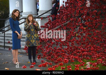 La Duchessa di Cambridge (sinistra) parla di Vice Lord Luogotenente Rosi Prescott come lei arriva all'IWM Londra per visualizzare le lettere relative ai tre fratelli della sua bisnonna, tutti coloro che hanno combattuto e sono morti nella prima guerra mondiale. Foto Stock