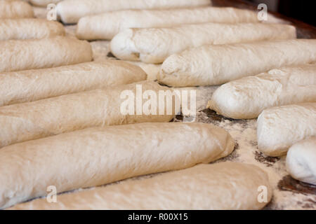 Pane rustico su un piano di marmo Foto Stock