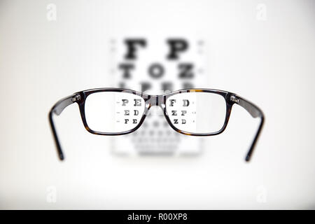 Vista esami con optometric tabella e occhiali di tartaruga Foto Stock