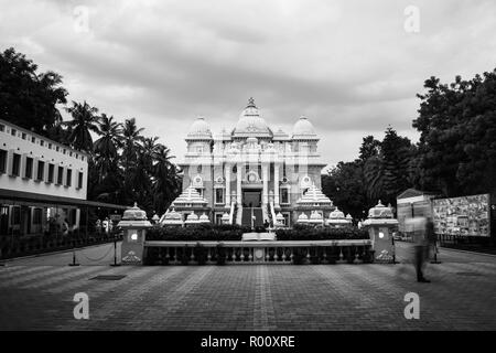 Sri Ramakrishna Math edificio storico di Chennai, nello Stato del Tamil Nadu, India in serata con cielo nuvoloso Foto Stock