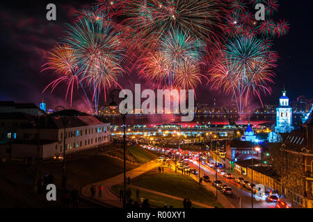 Kazan, Russia. Fuochi d' artificio a Kazan durante la vittoria al giorno (9 maggio) in Russia. Notte Vista aerea al terrapieno area con road, automobili e illuminato ch Foto Stock