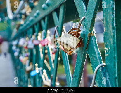 Lucchetti bloccati su di una passerella di ferro sul fiume Tummel a Pitlochry, simbolo di un amore infinito, Scozia Foto Stock