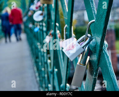 Lucchetti bloccati su di una passerella di ferro sul fiume Tummel a Pitlochry, simbolo di un amore infinito, Scozia Foto Stock