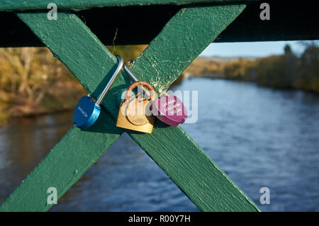 Lucchetti bloccati su di una passerella di ferro sul fiume Tummel a Pitlochry, simbolo di un amore infinito, Scozia Foto Stock