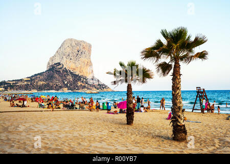 CALPE, Spagna - Luglio 18, 2015: vista della spiaggia affollata di sera in estate resort mediterraneo. Calpe è una piccola città e da una parte del famoso per Foto Stock