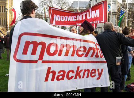 'Stop la rincorsa alla guerra: non bombardare la Siria' persone al rally di una protesta organizzata dall'arresto della coalizione bellica contro attacchi aerei in Siria. La piazza del Parlamento, Westminster, London, Regno Unito. Il 16 aprile 2018. Foto Stock