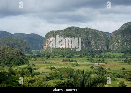 Viste di mogotes e la Valle di Viñales a Cuba. Foto Stock