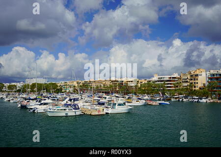 PORT D'Alcudia, Maiorca, Spagna - 5 ottobre 2018: barche sono giacenti in corrispondenza di ancoraggio, marina nel Porto di Alcudia, Maiorca, isole Baleari, Spagna. Foto Stock