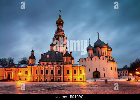 Vologda, Russia. Il Cremlino piazza di Vologda, Russia con la vecchia chiesa e illuminata Saint Sophia cattedrale in inverno con neve di notte Foto Stock