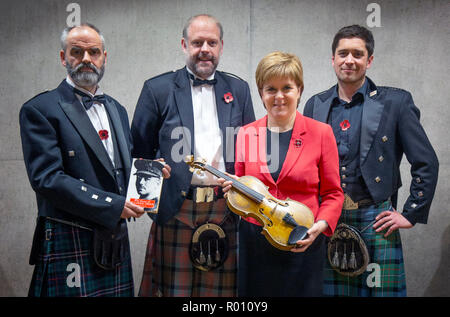 Primo Ministro Nicola Storione prende uno sguardo più da vicino a Wilfred Owen violino durante un incontro con (da sinistra a destra) liutaio Steve Burnett, Università di Aberdeen Senior Lecturer Neil McLennan e il compositore e violinista Thoren Ferguson, gli organizzatori del #iPlay4pace crowdsourced online mondiale Concerto che avrà luogo nel pomeriggio del giorno dell'armistizio. Foto Stock