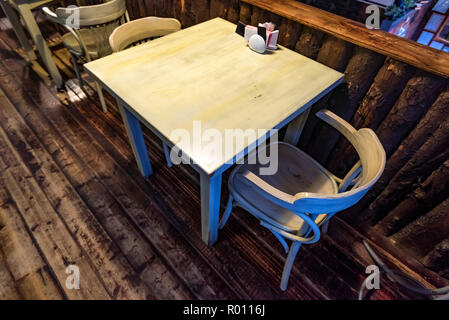 Piccolo tavolo in legno per due nel ristorante Foto Stock