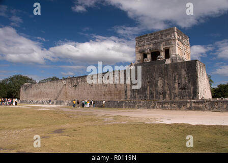 I turisti vista la grande palla (Gran Juego de Pelota), utilizzato per giocare una partita di baseball Mesoamerican, a Chichen Itza, Yucatan, Messico. Foto Stock