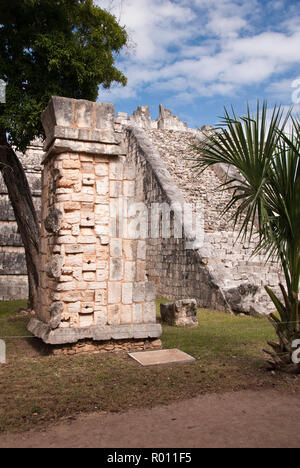 Il Osario è un piccolo passo-Tempio Piramide a Chichen Itza sito archeologico in Yucatan, Messico. Foto Stock