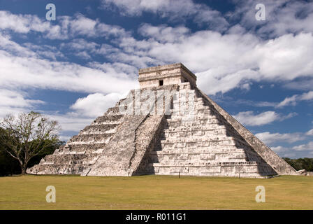 El Castillo, noto anche come tempio di Kukulcan, è un passo Mesoamerican-piramide a Chichen Itza nello Stato messicano dello Yucatan. Foto Stock