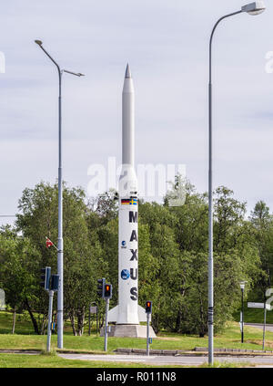 Rocket utilizzati nel programma di ricerca europeo ESA, Kiruna chiesa nel retro, parco di Kiruna, Svezia Foto Stock