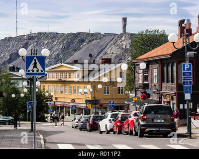 Vista dal centro città per la LKAB area mineraria, strada dello shopping, negozi, Kiruna, Svezia Foto Stock
