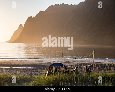 Spiaggia Ersfjordstranden, fjord Ersfjord, pubblica Recreation Area, tramonto, pallavolo in spiaggia, mountain range Okshornan, isola Senja, Troms, nort Foto Stock