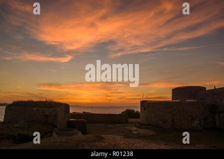 Tramonto su Fort Hommet, Guernsey. Foto Stock