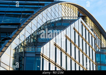 Il Cardinale posto, retail e office sviluppo costruzione astratta, Victoria Street, Londra, Inghilterra Foto Stock