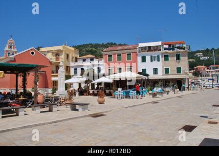 Porto di fronte taverne a Gaios nell'isola greca di Paxos il 12 giugno 2014. Gaios è la capitale del 13km long island. Foto Stock