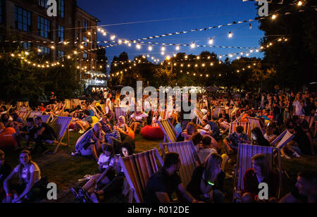 KIEV-11 luglio,2018: un gruppo di giovani agghiaccianti sulle sedie a sdraio presso i festival estivi di musica Bazar Foto Stock