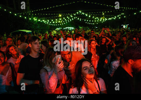 KIEV-11 luglio,2018: un gruppo di giovani per ascoltare musica su un festival estivo Bazar all'aperto. Evento di intrattenimento folla a luci rosse Foto Stock