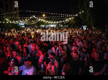 KIEV-11 luglio,2018: un gruppo di giovani in ascolto del musicista sul palco all'aperto festival estivo Bazar. Intrattenimento per adulti caso folla. Concerto aud Foto Stock