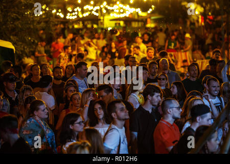 KIEV-11 luglio,2018: un gruppo di giovani sul festival musicale estivo Bazar all'aperto Foto Stock